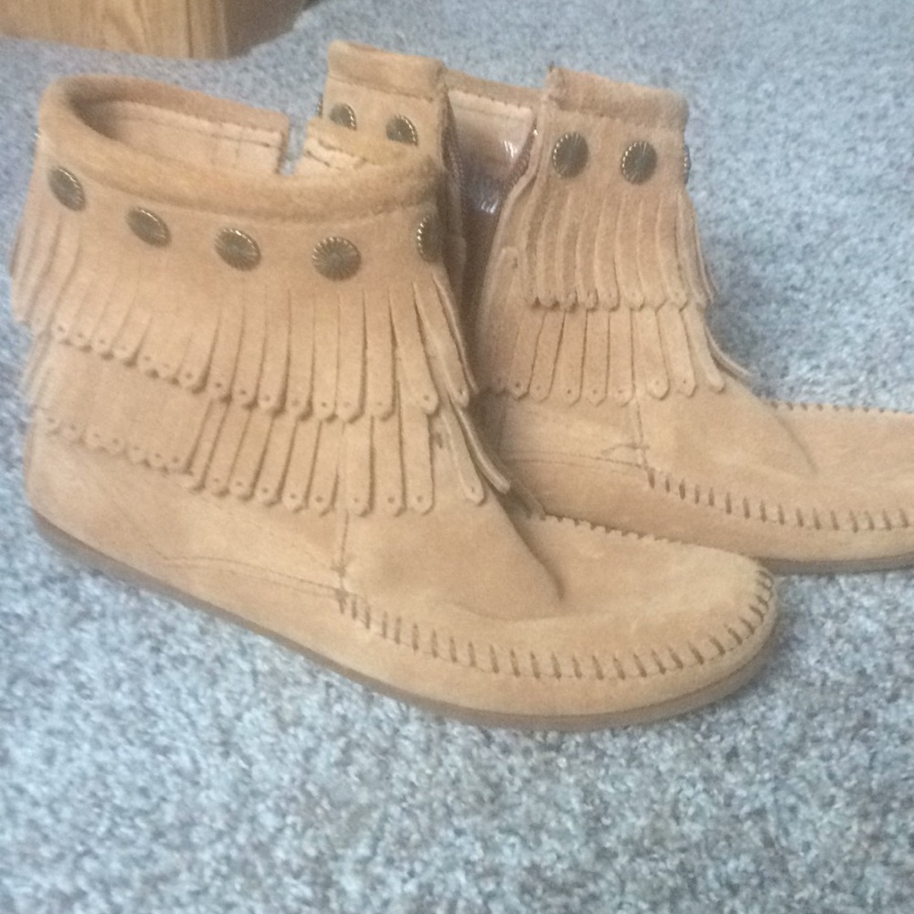 Minnetonka booties size 6